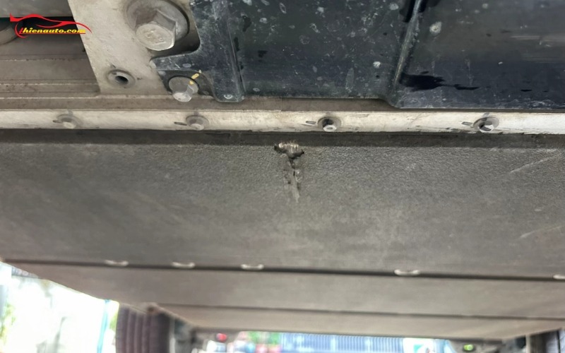 Tấm bảo vệ pin VinFast VF MPV 7 Tấm bảo vệ pin VinFast VF MPV 7 hãng trang bị sau thời gian ngắn dễ bị mòn cạ pin