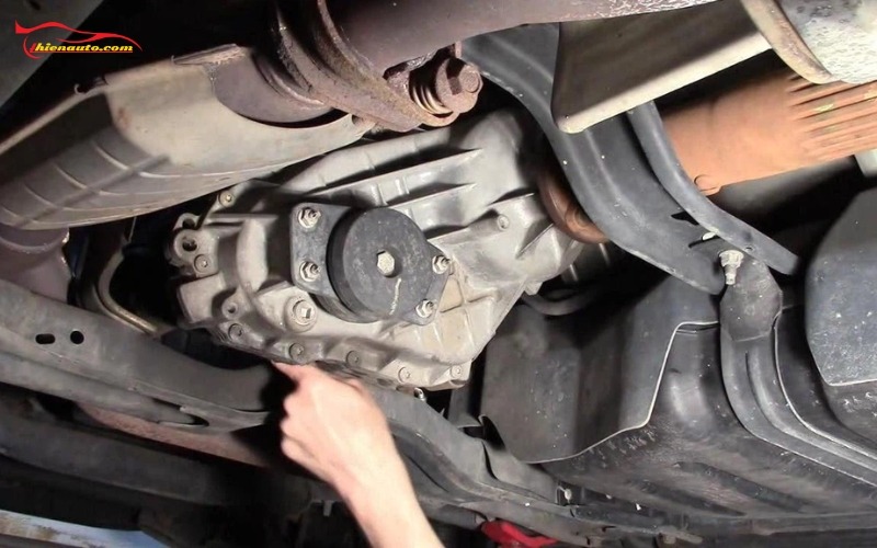 Nguyên nhân vào số lùi có tiếng kêu cạch