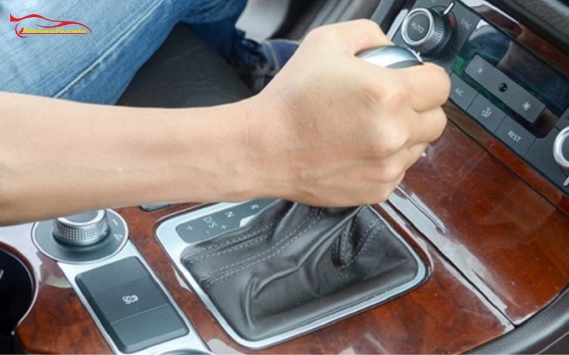 Dấu hiệu xe ô tô vào số lùi có tiếng kêu cạch