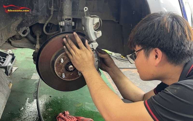 Vệ sinh phanh Ford Ranger giúp loại bỏ bụi bẩn và cặn bám trong hệ thống phanh,