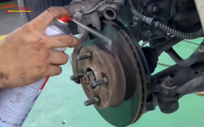 Sử dụng dung dịch vệ sinh phanh Ford Ranger chuyên dụng