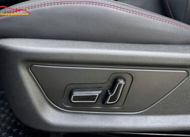 Ghế chỉnh điện Vinfast VF MPV 7 giúp điều chỉnh vị trí ghế nhẹ nhàng, nhanh chóng