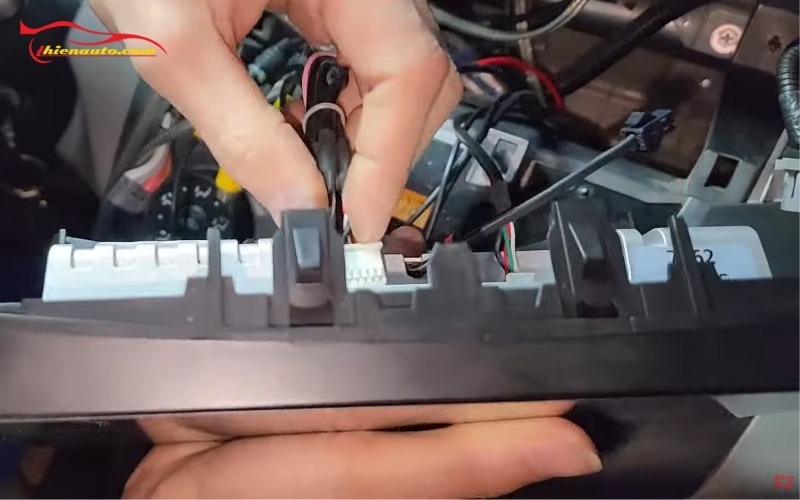 Hướng dẫn lắp màn hình android cho ô tô chi tiết từng bước