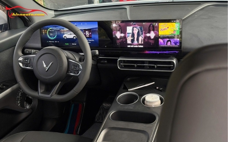 Màn hình dài Vinfast VF MPV 7 liền khối 24.6 inch