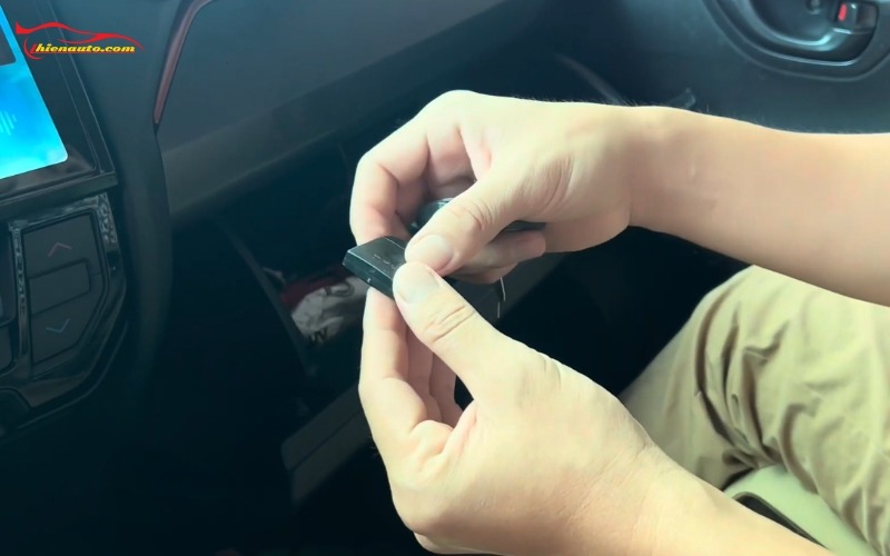 Để màn hình ô tô android lắp sim 4G cần có khe đựng sim 