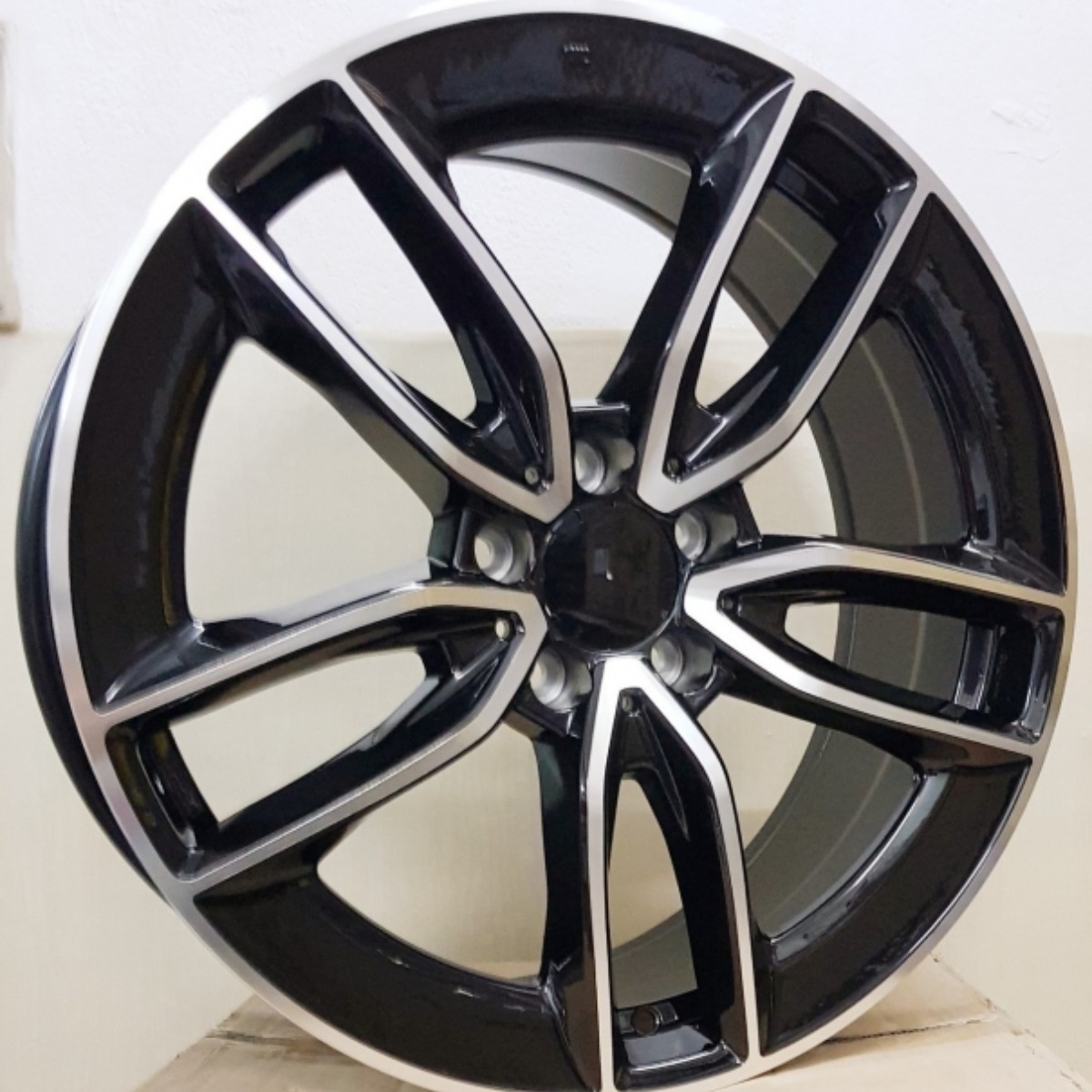 Độ mâm Vinfast VF MPV 7 nâng tầm diện mạo xe