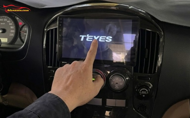 Màn hình ô tô bị  treo logo 