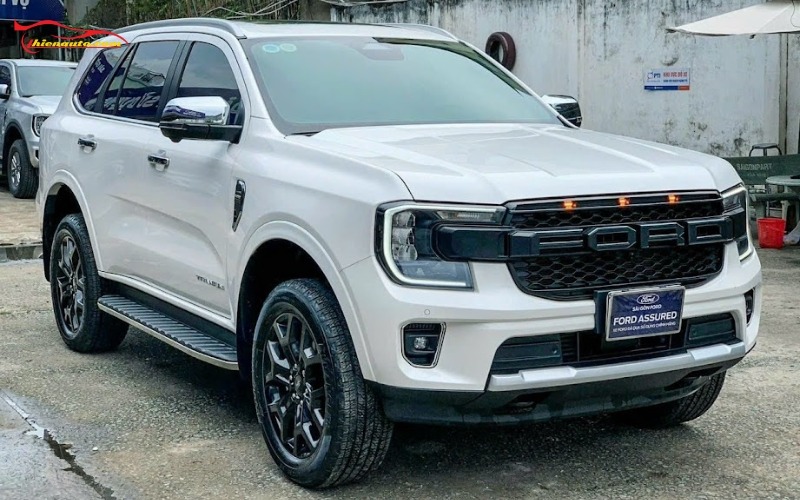 Mặt calang Ford Ranger chữ FORD màu đen 