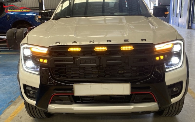 Mặt calang Ford Ranger có lắp thêm đèn LED phía trên 