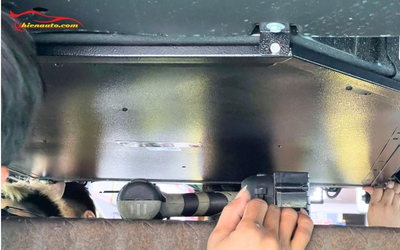Hình ảnh thực tế lắp tấm bảo vệ pin VF3 B-Factory tại Thiện Auto