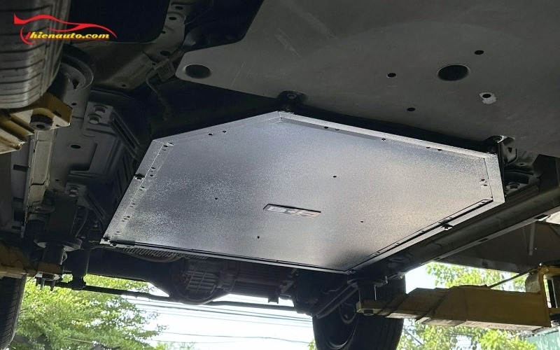 Hình ảnh thực tế lắp tấm bảo vệ pin VF3 B-Factory tại Thiện Auto