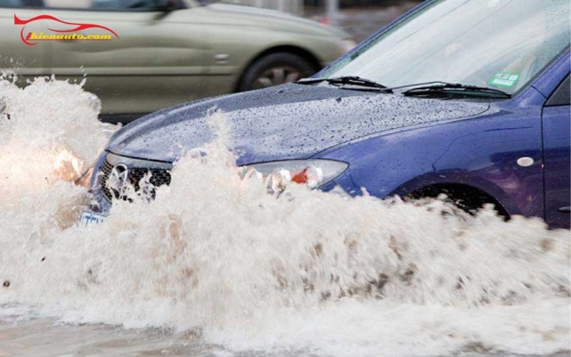 Xe ô tô bị nước mưa vào: Nguyên nhân và cách xử lý Xe bị nước vào sàn gây hư hỏng nội thất