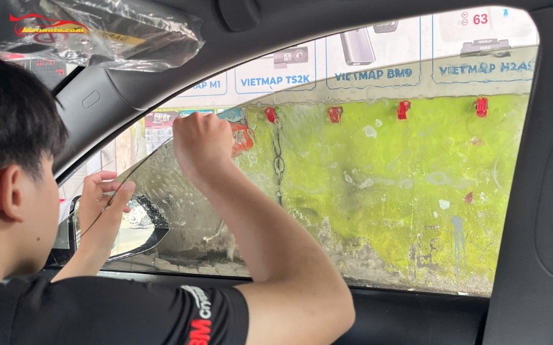 Dán phim cách nhiệt Hyundai Custin Dán phim cách nhiệt Hyundai Custin kính sườn trước phim 3M