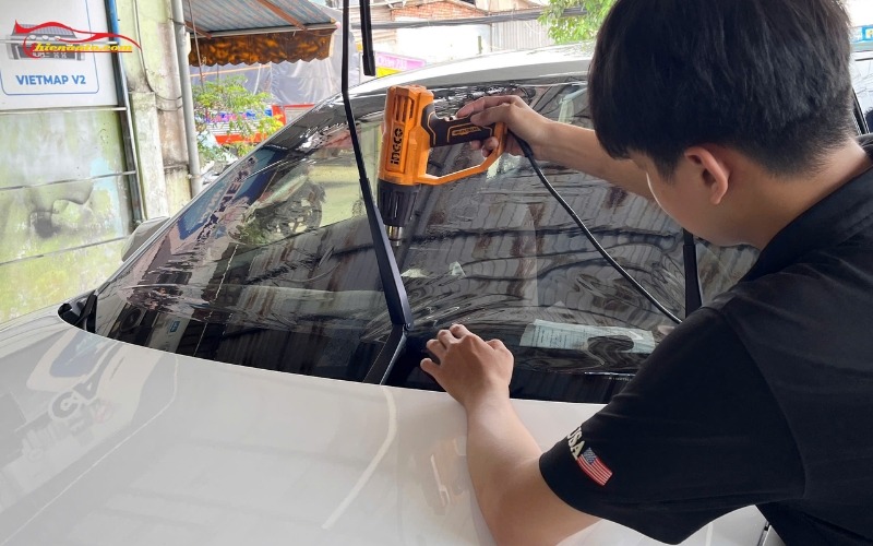 Dán phim cách nhiệt Hyundai Custin Dán phim cách nhiệt Hyundai Custin giúp hạn chế nhiệt lượng vào khoang cabin xe, giảm nhiệt trong xe giúp mát mẻ hơn
