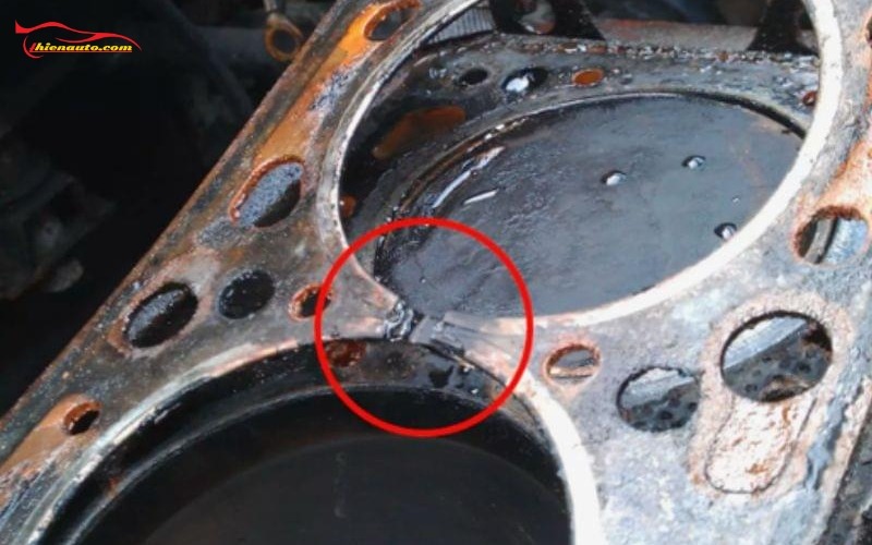 Dấu hiệu xe bị thổi gioăng mặt máy có thể gây hỏng nặng động cơ