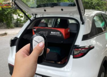 Độ cốp điện Geely EX2 mở cốp điện bằng nút bấm trên chìa khóa