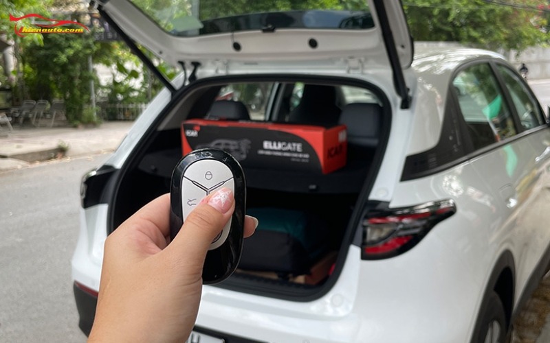 Độ cốp điện Geely EX2 mở cốp điện bằng nút bấm trên chìa khóa 