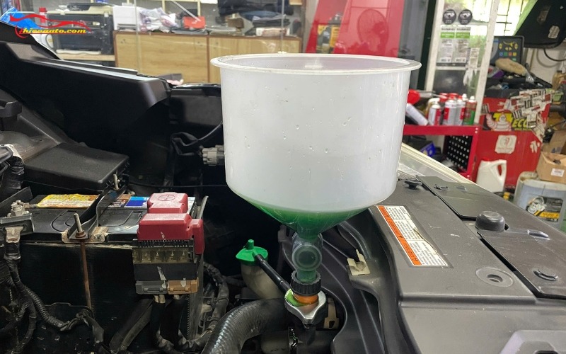 Sử dụng đúng loại nước làm mát chuyên dụng: Thay nước làm mát xe Suzuki màu xanh lá