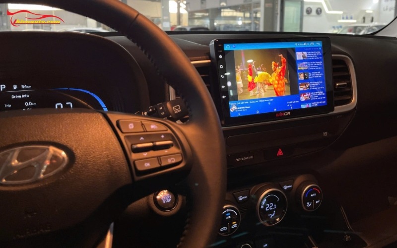 Độ màn hình Hyundai Venue Độ màn hình Android Hyundai Venue hỗ trợ giải trí đa phương tiện mượt mà trên các ứng dụng Youtube, Netlflix; ...