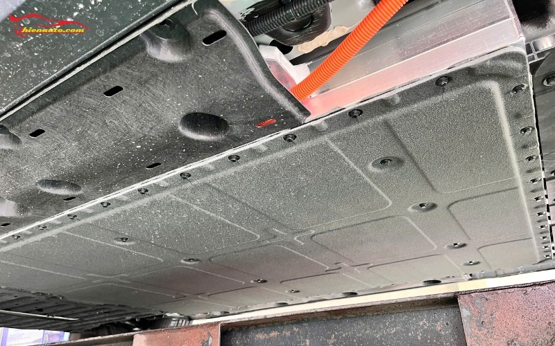 Tấm ốp bảo vệ pin Geely EX2 giúp bảo vệ cụm pin xe 