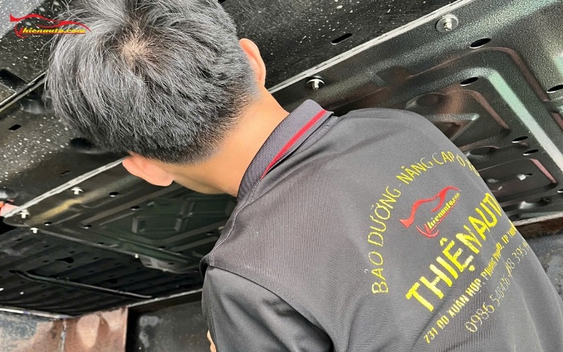 Lắp đặt tấm ốp bảo vệ pin Geely EX2 thực tế tại Thiện Auto 
