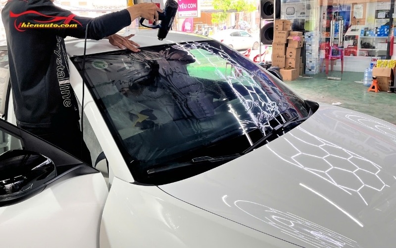 Hình ảnh thực tế dán phim cách nhiệt Geely EX2 tại Thiện Auto