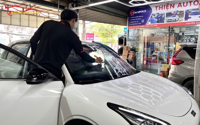 Hình ảnh thực tế dán phim cách nhiệt Geely EX2 tại Thiện Auto