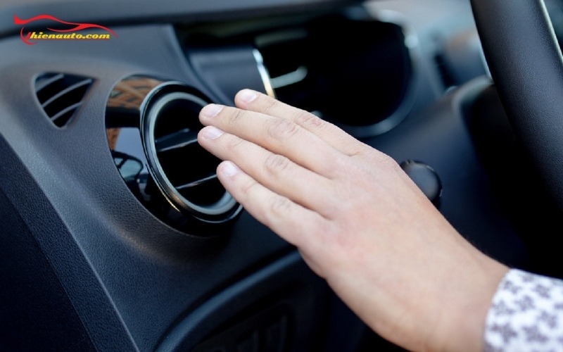 Máy lạnh xe hơi thổi ra hơi nóng do thiếu gas lạnh