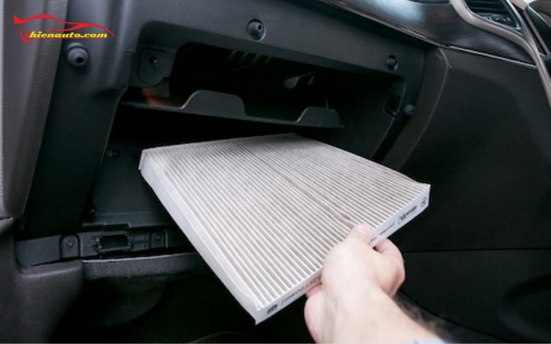 Máy lạnh xe hơi thổi ra hơi nóng do quạt làm mát bị bẩn