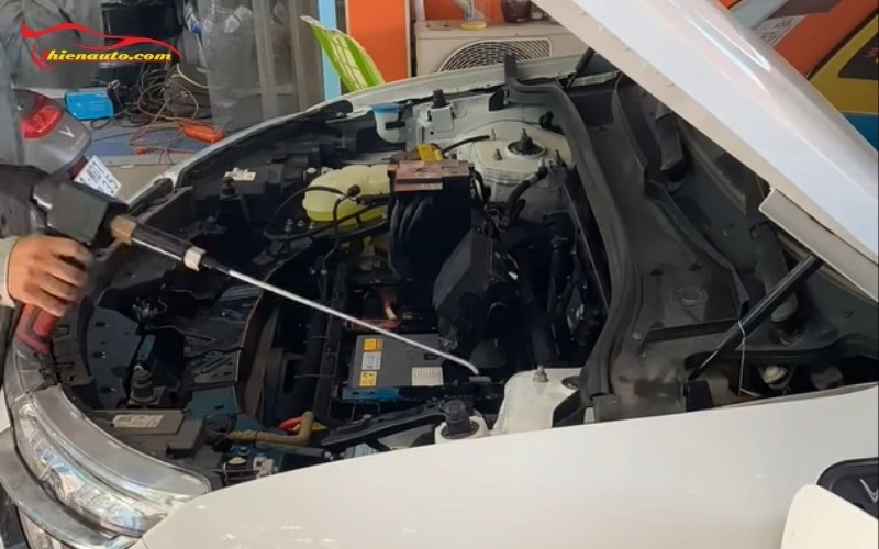 Vệ sinh khoang máy Vinfast VF8 Vệ sinh khoang máy VF8 chuẩn kỹ thuật tại Thiện Auto