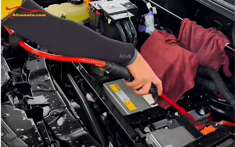 Vệ sinh khoang máy Vinfast VF8 Vệ sinh khoang máy Vinfast VF8 chuẩn kỹ thuật tại Thiện Auto