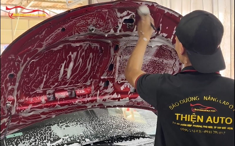 Vệ sinh khoang máy Vinfast VFe34 sau mỗi 6 tháng/lần giúp xe hoạt động trơn tru hơn