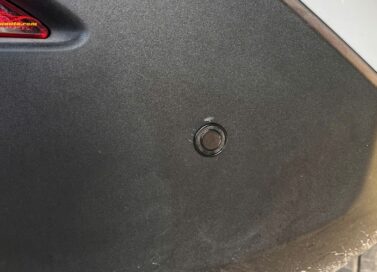 Cảm biến cảnh báo va chạm Geely EX2 Steelmate có thể sơn theo màu sơn xe tăng tính thẩm mỹ