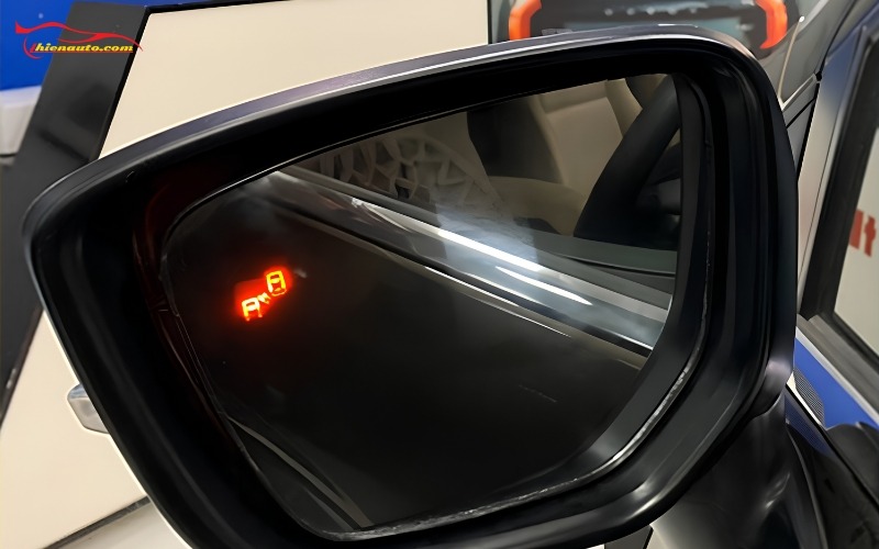 Cảnh báo điểm mù Geely EX2 Cảnh báo điểm mù Geely EX2 hỗ trợ quan sát trợ lý giúp giảm áp lực khi lái xe cho các bác tài
