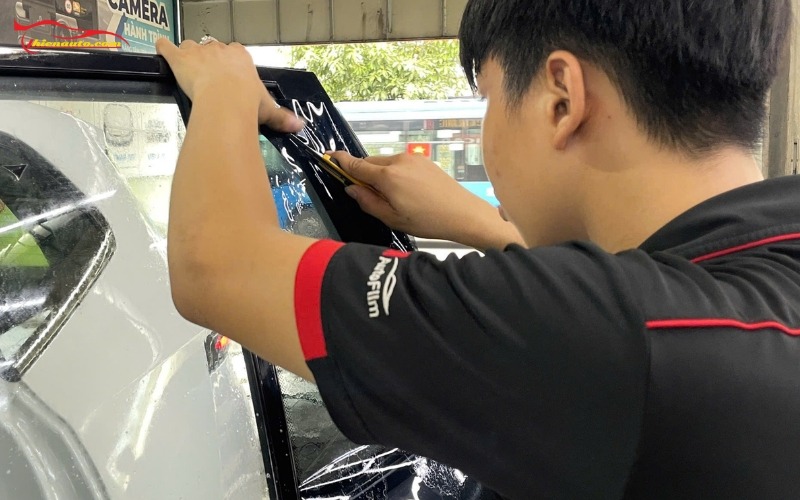 Một số câu hỏi thường gặp khi dán phim cách nhiệt ô tô 4 chỗ