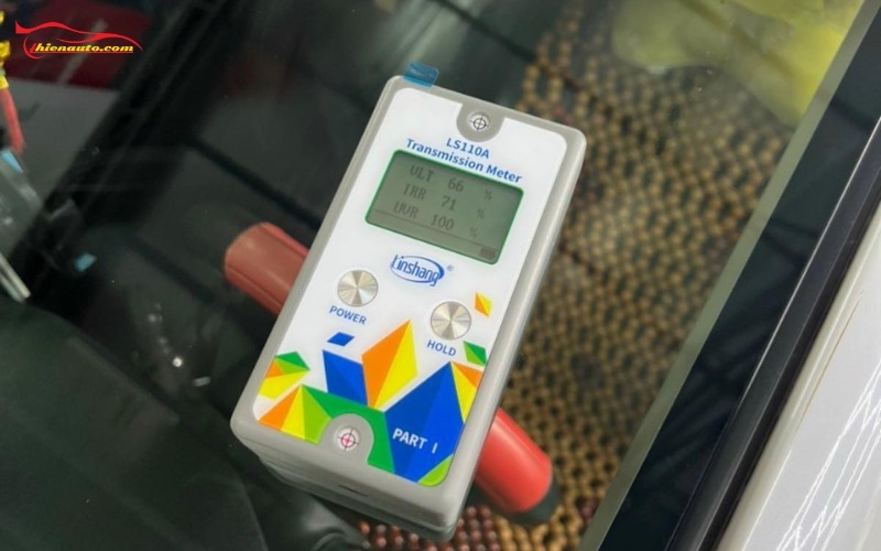 Tại Trung tâm chăm sóc nâng cấp ô tô Thiện Auto có trang bị sẵn thiết bị đo các thông số phim cách nhiệt trực tiếp tại gara