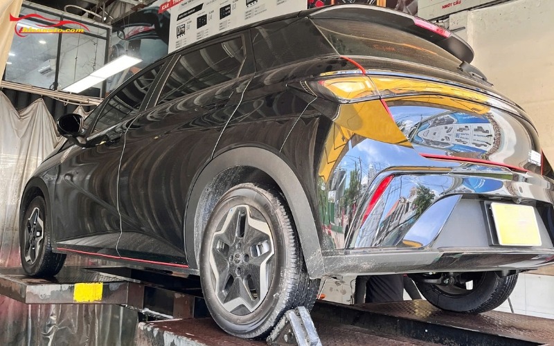Lắp tấm bảo vệ pin BYD Dolphin