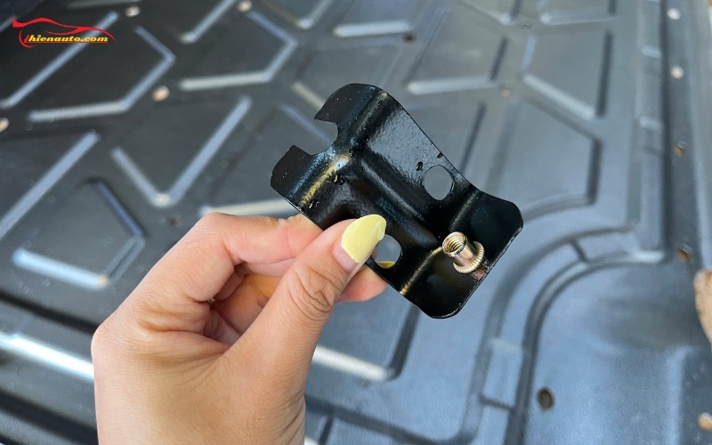 Tấm bảo vệ pin VinFast VF5 ICAR Lắp ốp bảo vệ pin VinFast VF5 ICAR được bắt pát vô ốc chờ sẵn dưới gầm xe