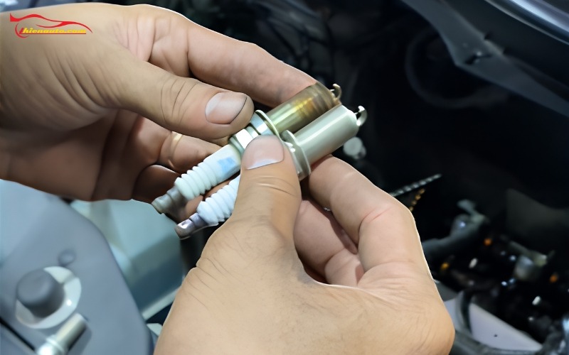 Trong quá trình thay nắp giàn cò Mitsubishi Xpander cần kiểm tra bugi khi phát hiện dầu nhớt tràn vào bên trong