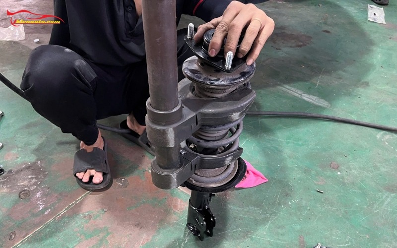 Nên thay phuộc Xpander đồng thời cả hai bên trên cùng một trục để đảm bảo cân bằng lực giảm chấn