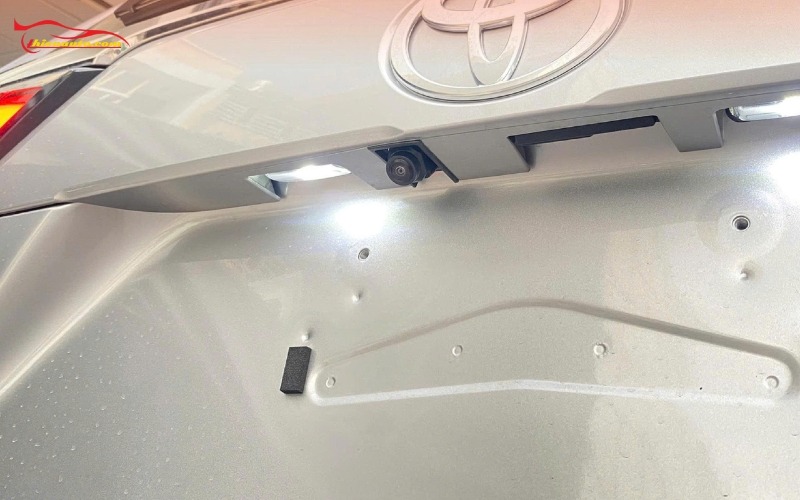 Toyota Innova Cross HEV lắp Elliview Q5LS 2K gắn mắt camera phía sau xe