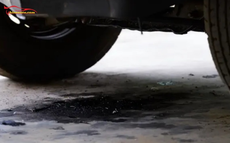 Dấu hiệu xe ô tô bị chảy dầu dưới gầm: Xuất hiện vệt dầu dưới gầm xe
