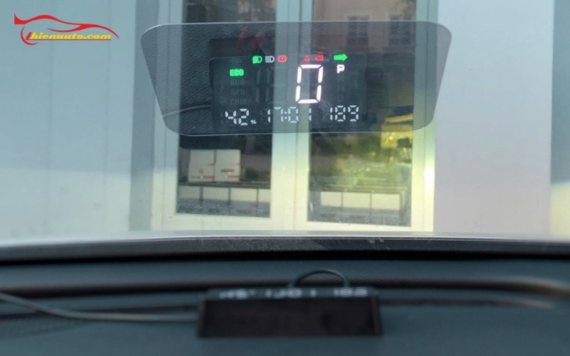 Lắp màn hình HUD  EC Van chính hãng tại Thiện Auto