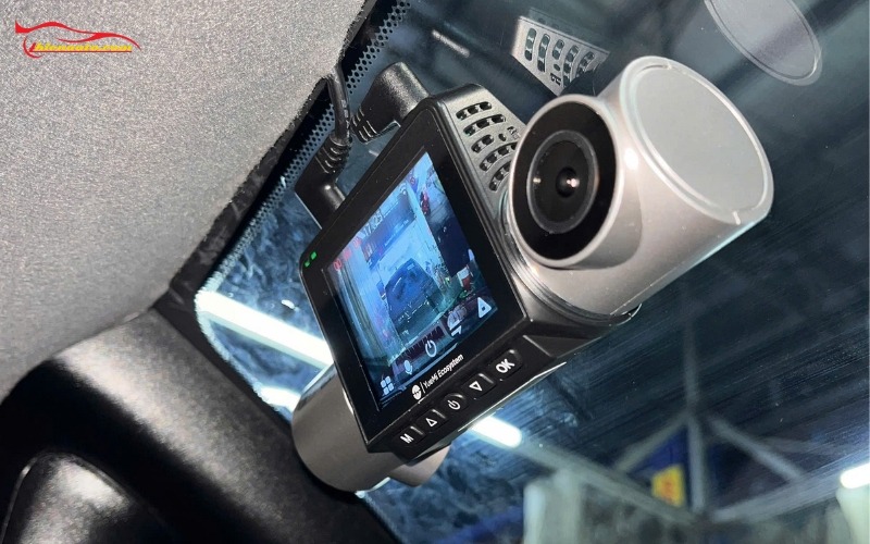 Top camera hành trình 3 mắt tốt nhất hiện nay - Đánh giá chi tiết Điểm khác biệt lớn nhất của camera hành trình 3 mắt là khả năng ghi hình đồng thời trước - sau - trong