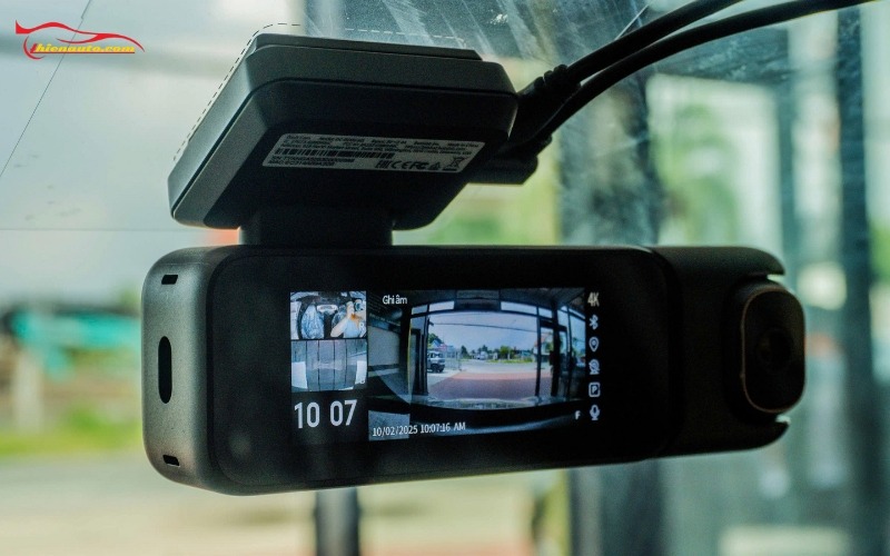 Top camera hành trình 3 mắt tốt nhất hiện nay - Đánh giá chi tiết Camera hành trình 3 mắt là thiết bị ghi hình được trang bị 3 ống kính, ghi lại hình ảnh trước - sau - trong