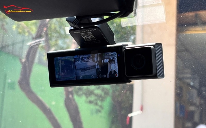 Camera hành trình 3 mắt Navicom T4K ghi hình đồng thời 3 kênh trước - trong - sau