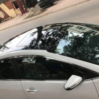 Dán nóc đen ô tô có bị phạt không? Câu trả lời là không nếu dán không làm thay đổi màu sắc của xe