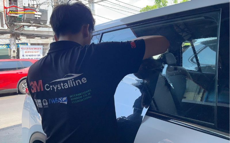 Dán phim cách nhiệt xe 7 chỗ giúp hạn chế chói lói khi quan sát lái xe