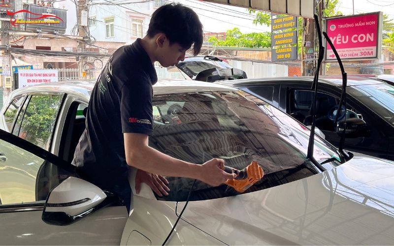 Dán phim cách nhiệt xe 7 chỗ VinFast MPV 7 kính lái 