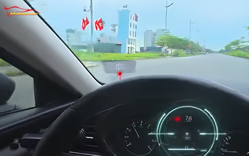 HUD Mazda 3 hiển thị trực tiếp trên kính lái